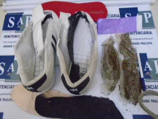 Correspondncia enviada a penitenciria em nome da me de preso tem maconha escondida em tnis