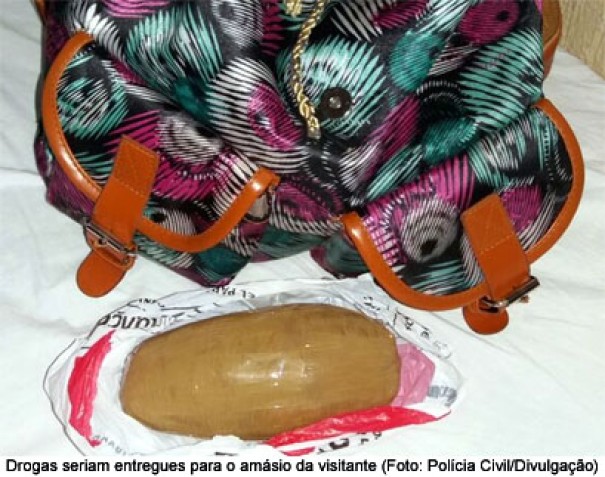 Mulher  presa com drogas na genitlia ao demostrar desconforto durante revista em penitenciria