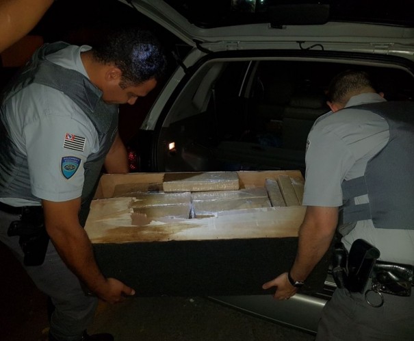 Mais de 190 quilos de drogas  apreendida em Presidente Bernardes dentro de veculo roubado