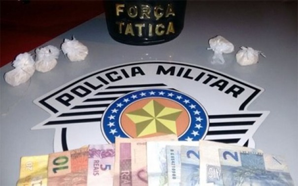 Polcia Militar prende trs pessoas em flagrante por trfico de drogas em Junqueirpolis