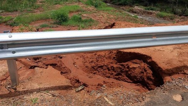 Eroso  margem da SP-294 prxima ao trecho de rompimento da pista ser reparada informa o DER