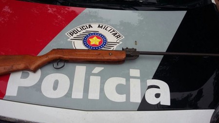 Mulher é ameaçada pelo ex-marido com faca e espingarda