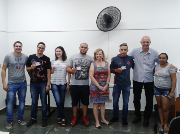 Secretaria de Educao de OC faz a entrega simblica das carteirinhas para os estudantes universitrios