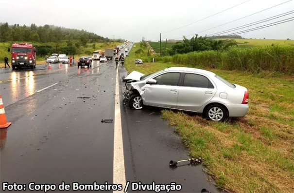 Acidente envolvendo quatro ve�culos na rodovia deixa feridos em Pomp�ia
