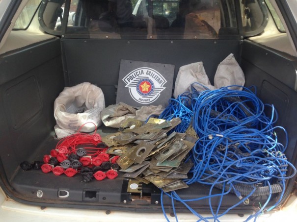 Polcia Militar detm trs pessoas na Vila Esperana com materiais eltricos furtados de obra