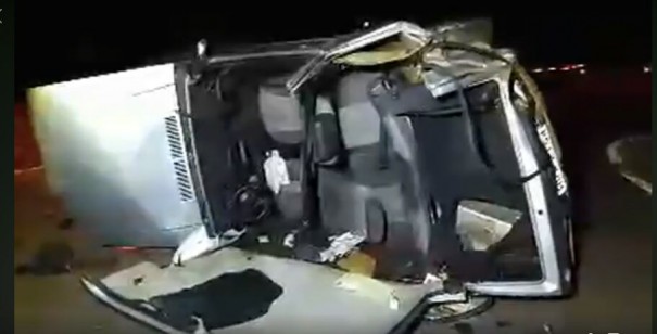 Motorista perde o controle da dire��o e ve�culo capota na SP-294