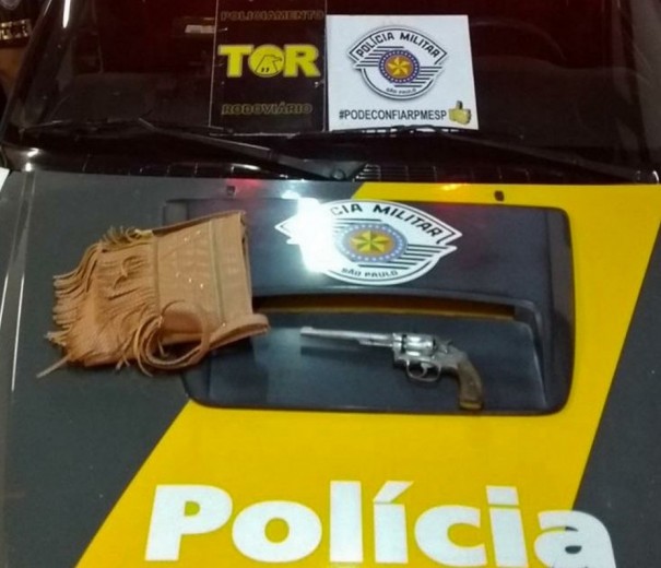 Fiscalizao Policial apreende revlver com travesti de 17 anos dentro de nibus