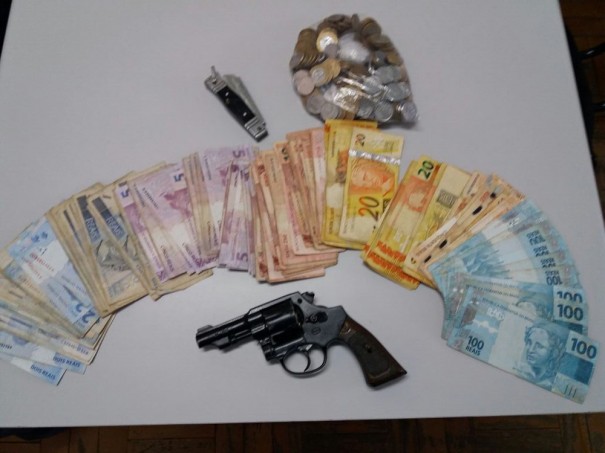 Adolescentes so apreendidos pela PM logo aps roubo a correspondente bancrio em Teodoro Sampaio