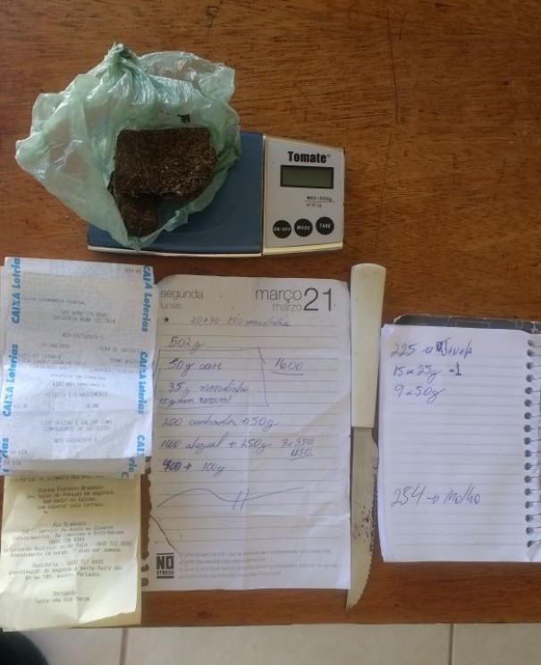 Traficante  preso com maconha, balana de preciso e anotaes da contabilidade do trfico em OC