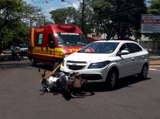 Coliso com carro deixa motociclista ferido em cruzamento em Presidente Prudente