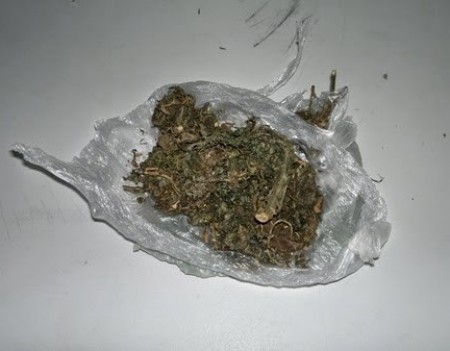 Polícia Militar aborda indivíduo na Vila Esperança e apreende porção de maconha