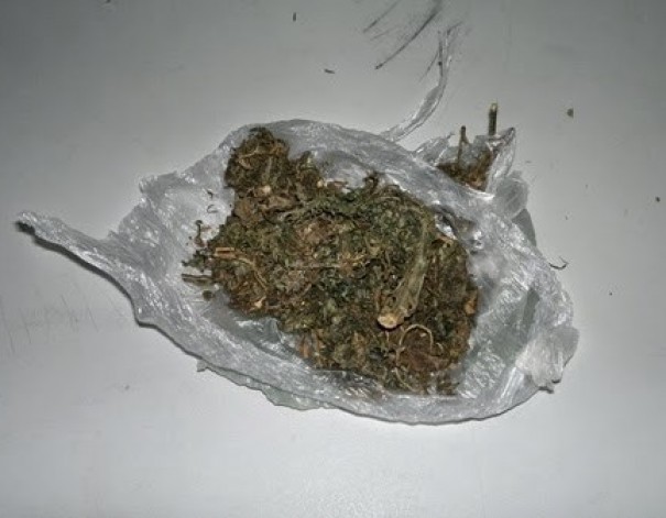 Polcia Militar aborda indivduo na Vila Esperana e apreende poro de maconha
