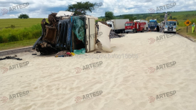 ColisÃ£o entre carretas e caminhÃ£o deixa Rodovia Assis Chateaubriand interditada, em MartinÃ³polis 