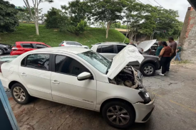 CaminhÃ£o desgovernado atinge carros parados em semÃ¡foro em Presidente Prudente