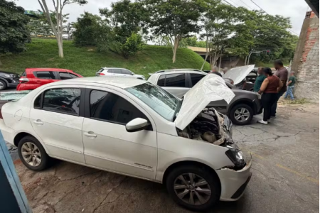 CaminhÃ£o desgovernado atinge carros parados em semÃ¡foro em Presidente Prudente