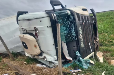 Motorista dorme ao volante na SP-270 e caminhÃ£o vai parar em avenida em Presidente Prudente