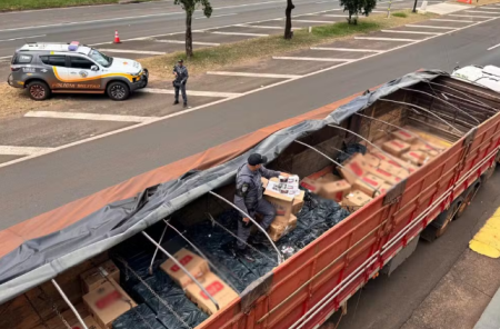 Motorista Ã© preso por contrabando apÃ³s apreensÃ£o de mais de 50 mil maÃ§os de cigarros em rodovia da regiÃ£o