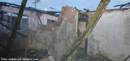 IncÃªndio destrÃ³i residÃªncia na Rua General OsÃ³rio em Bastos (SP)