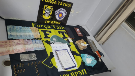 Ao fumar com amigo na calÃ§ada, homem Ã© preso com muniÃ§Ãµes e drogas no Parque Residencial Francisco Belo Galindo