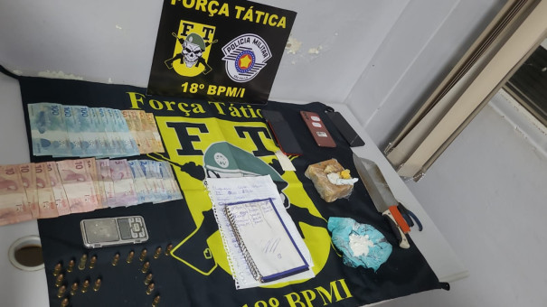 Ao fumar com amigo na calçada, homem é preso com munições e drogas no Parque Residencial Francisco Belo Galindo