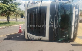 Carreta tomba e interdita alÃ§a de acesso da Rodovia Comandante JoÃ£o Ribeiro de Barros, em Osvaldo Cruz
