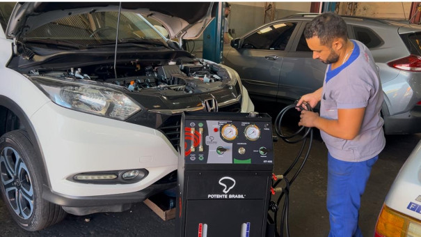 Máquina com tecnologia de ponta faz troca de óleo de câmbio automático com rapidez