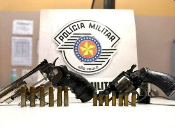 Após desentendimento, dupla é presa por porte de arma de fogo no Balneário Laranja Doce