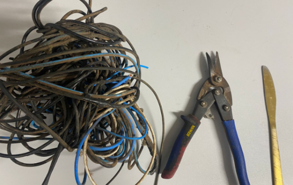 Encontrado dormindo no forro de telhado, homem é preso em flagrante por furto de fios no Jardim Bela Daria