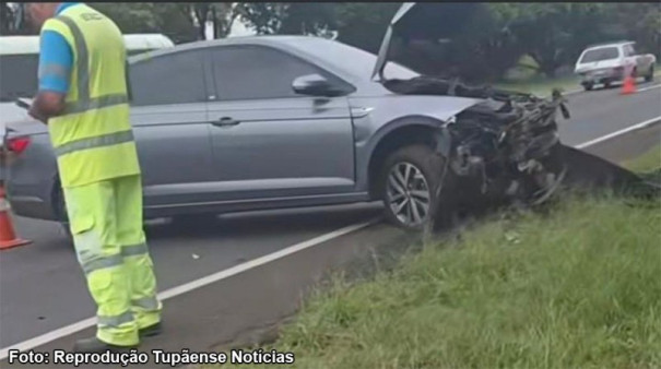 Carro sai da pista e atinge defensa metálica na Rodovia João Ribeiro de Barros