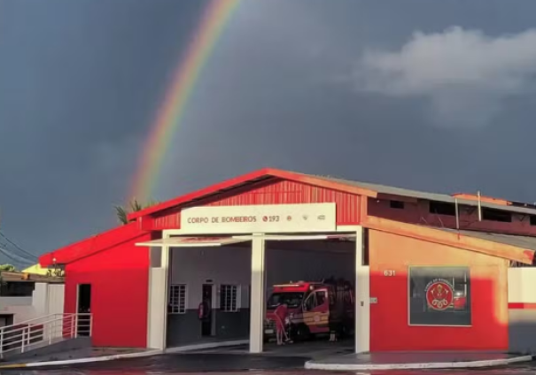 Trabalhador sofre choque elétrico durante descarregamento de madeira no interior de SP