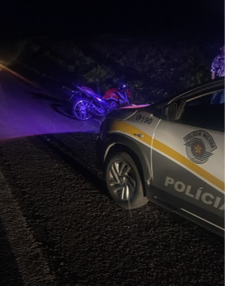 Pneu estoura e queda de moto deixa duas pessoas feridas na Rodovia Raposo Tavares