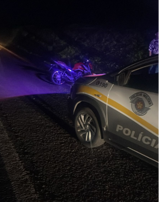 Pneu estoura e queda de moto deixa duas pessoas feridas na Rodovia Raposo Tavares