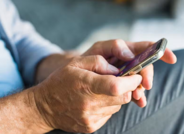 Golpistas usam tela compartilhada para induzir idoso a pagar R$ 14,5 mil em dívidas de terceiros no interior de SP