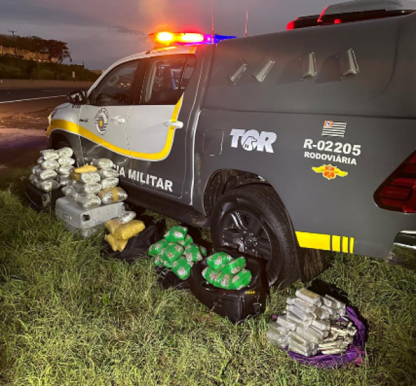 Polícia Rodoviária prende três adultos e apreende adolescente com mais de 40 kg de drogas em ônibus na SP-270