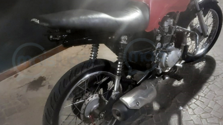 Motociclista Ã© preso por embriaguez ao volante ao conduzir veÃ­culo sem placa em ParapuÃ£