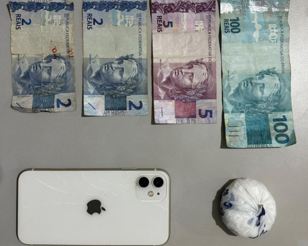 Passageira de carro fica inquieta ao perceber aproximação de viatura e acaba presa com porção de cocaína em Presidente Venceslau