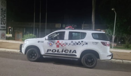 Homem Ã© preso apÃ³s agredir esposa com socos e tentar esganÃ¡-la em Presidente EpitÃ¡cio