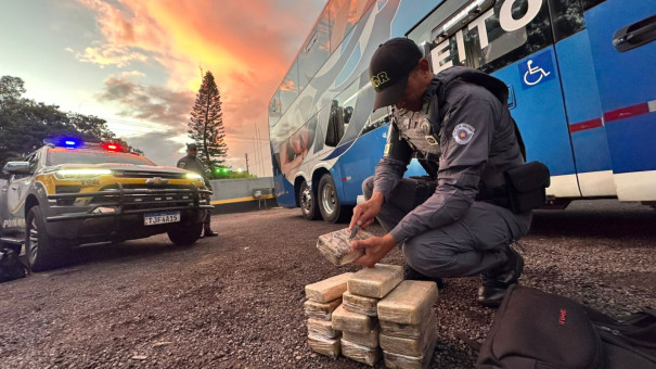 Boliviana é presa com 15 kg de pasta base de cocaína em ônibus na SP-270