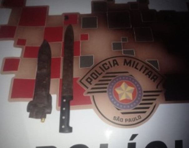 Homem é preso em flagrante ao ameaçar familiares de morte com um facão