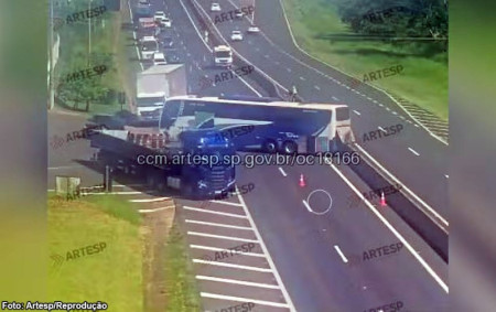 Ãnibus sem calÃ§o sai desgovernado de posto e interdita parcialmente a Raposo Tavares em Regente FeijÃ³