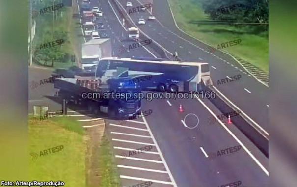 Ônibus sem calço sai desgovernado de posto e interdita parcialmente a Raposo Tavares em Regente Feijó
