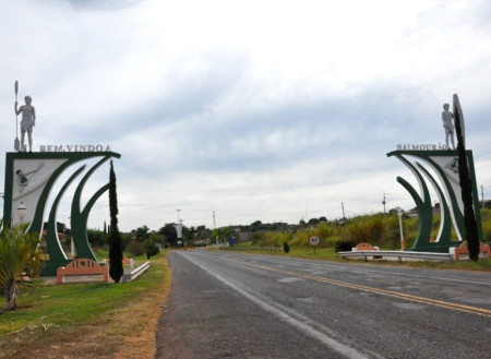 Prefeita de SalmourÃ£o nega descaso e condiciona reajuste dos docentes Ã  responsabilidade fiscal