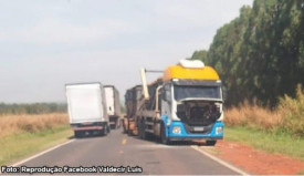 Carreta quebrada ocupa parte da pista e exige atenÃ§Ã£o redobrada na SP-457 em Bastos