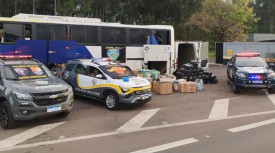 Drogas e mercadorias sem notas fiscais avaliadas em quase R$ 800 mil sÃ£o apreendidas em Ã´nibus com bolivianos em Presidente Prudente