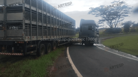 CaminhÃ£o colide contra defensa metÃ¡lica e interdita alÃ§a de acesso da Rodovia Comandante JoÃ£o Ribeiro de Barros, em ParapuÃ£