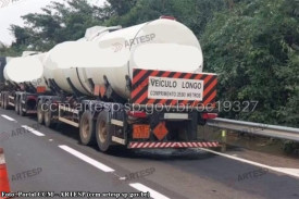 Pneu de caminhÃ£o-tanque carregado de gasolina estoura e causa interdiÃ§Ã£o de rodovia em MartinÃ³polis