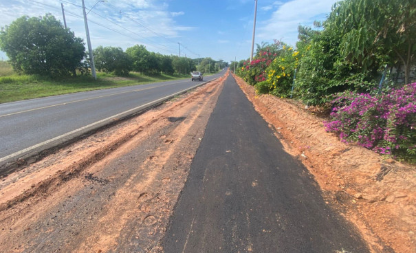 Ciclovia em construção na vicinal ligando Lucélia à Adamantina recebe camada asfáltica