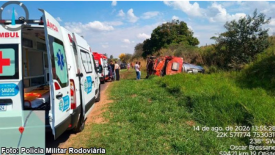 Dois homens morrem apÃ³s caminhÃ£o de leite capotar na SP-421