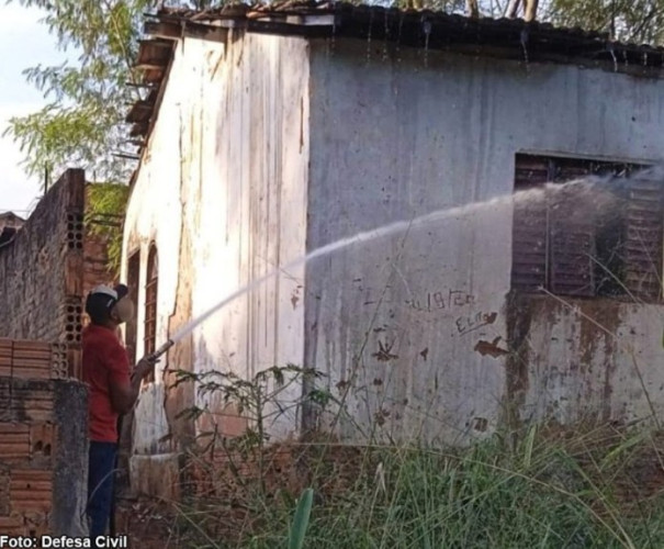 Incêndio atinge imóvel abandonado em Bastos e mobiliza Defesa Civil