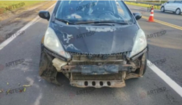 Tombamento de carreta com carga de soja interdita pista da SP-294 em Parapuã